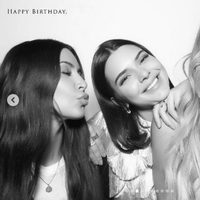 Kim Kardashian y Khloé Kardashian junto a Kendall Jenner en su 22 cumpleaños