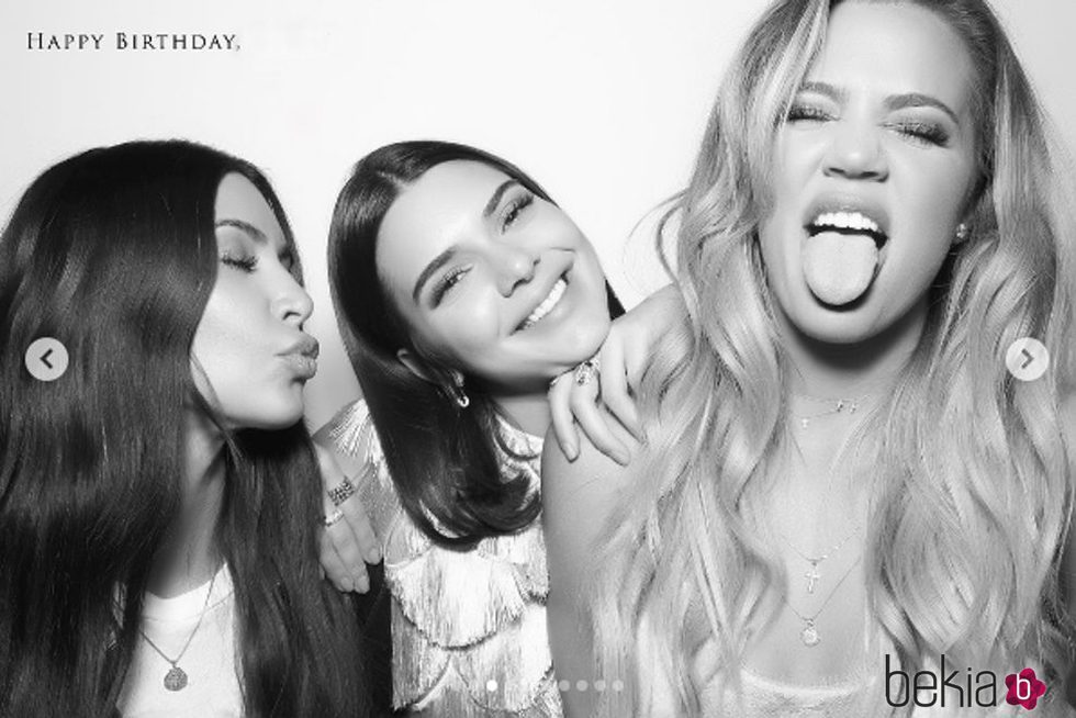 Kim Kardashian y Khloé Kardashian junto a Kendall Jenner en su 22 cumpleaños