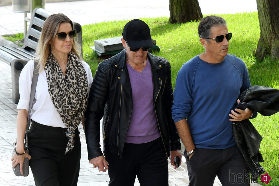 Antonio Banderas, su hermano Javier y Nicole Kimpel en el tanatorio de Doña Ana