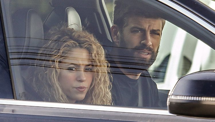 Shakira y Gerard Piqué accediendo a su casa