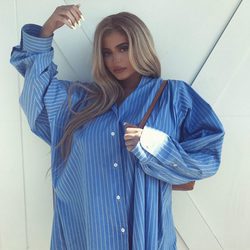 kylie Jenner con una camisa holgada tras los rumores de embarazo