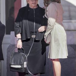 La Reina Letizia charla con Nechama Rivlin en la recepción al presidente de Israel en Madrid