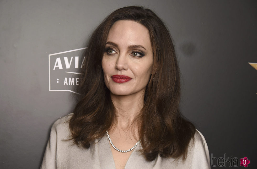 Angelina Jolie posando en la alfombra roja de los Hollywood Film Awards 2017