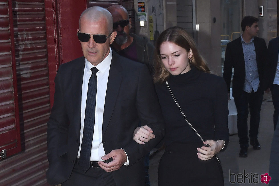 Antonio Banderas con su hija Stella en el funeral de su madre Doña Ana