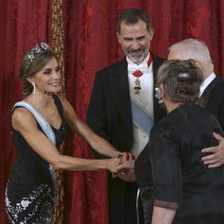 Los Reyes Felipe y Letizia saludan al presidente de Israel y su esposa en el Palacio Real