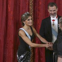 Los Reyes Felipe y Letizia saludan al presidente de Israel y su esposa en el Palacio Real