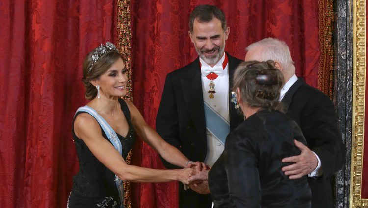 Los Reyes Felipe y Letizia saludan al presidente de Israel y su esposa en el Palacio Real