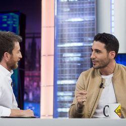 Miguel Ángel Silvestre con Pablo Motos en 'El Hormiguero'