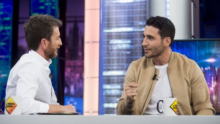 Miguel Ángel Silvestre con Pablo Motos en 'El Hormiguero'