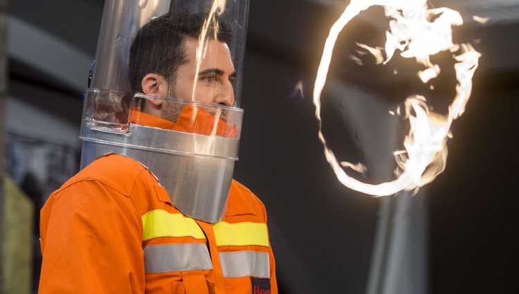 Miguel Ángel Silvestre durante un experimento de 'El Hormiguero'