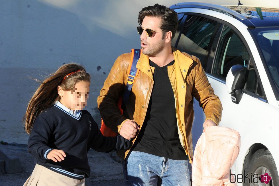 David Bustamante recogiendo a la pequeña Daniella en el colegio