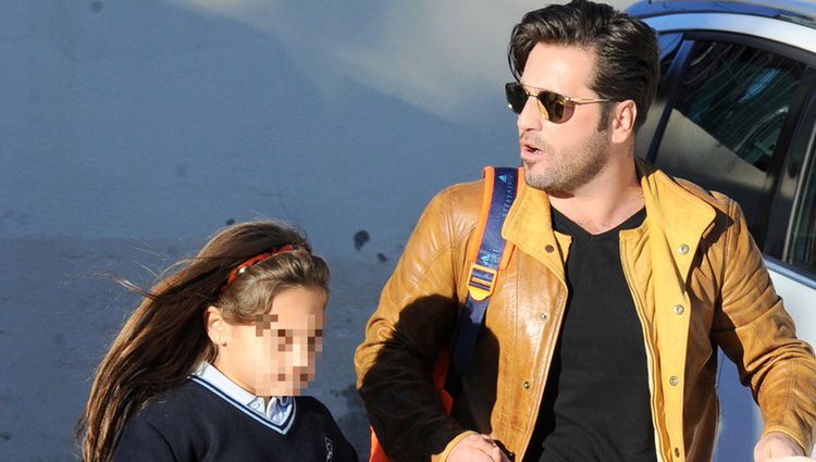 David Bustamante recogiendo a la pequeña Daniella en el colegio