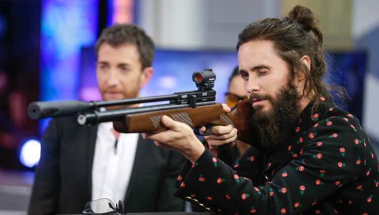 Jared Leto haciendo el reto de Pilar Rubio en 'El hormiguero'