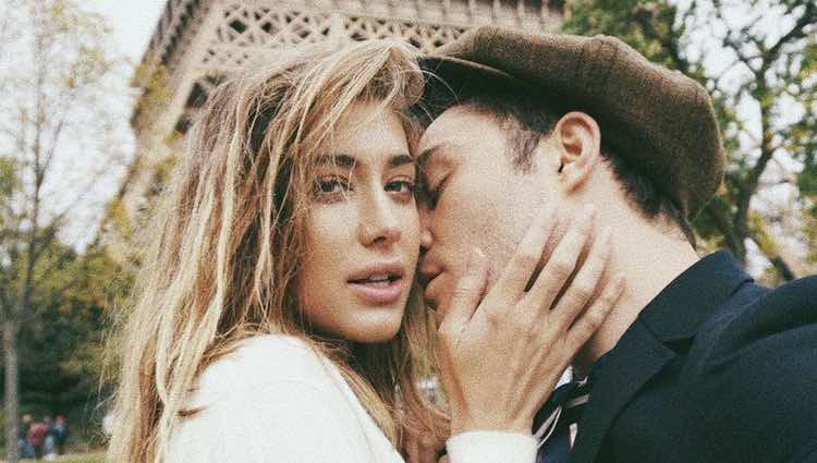 Ed Westwick y Jessica Serfaty muy románticos junto a la Torre Eiffel de París