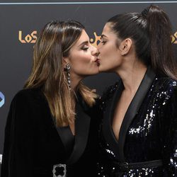 Dulceida y Alba Paúl besándose en la alfombra roja de los 40 Principales Music Awards 2017