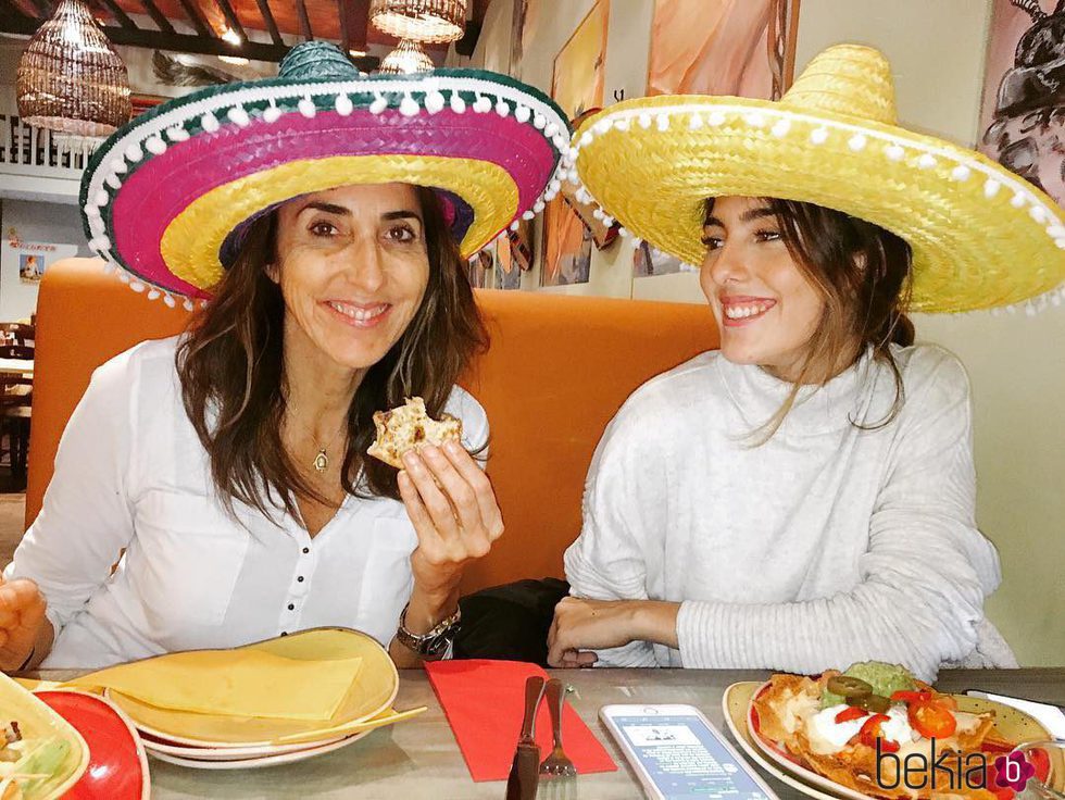 Paz Padilla y su hija Anna Ferrer comiendo con sombreros mexicanos