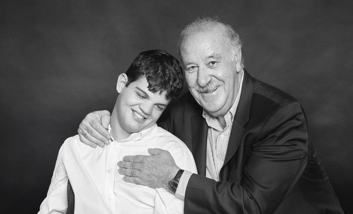 Vicente del Bosque con un niño en el calendario solidario del Hospital San Rafael 2018