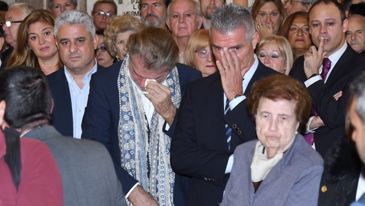 Bigote Arrocet y Manolo Sarria llorando en el funeral de Chiquito de la Calzada