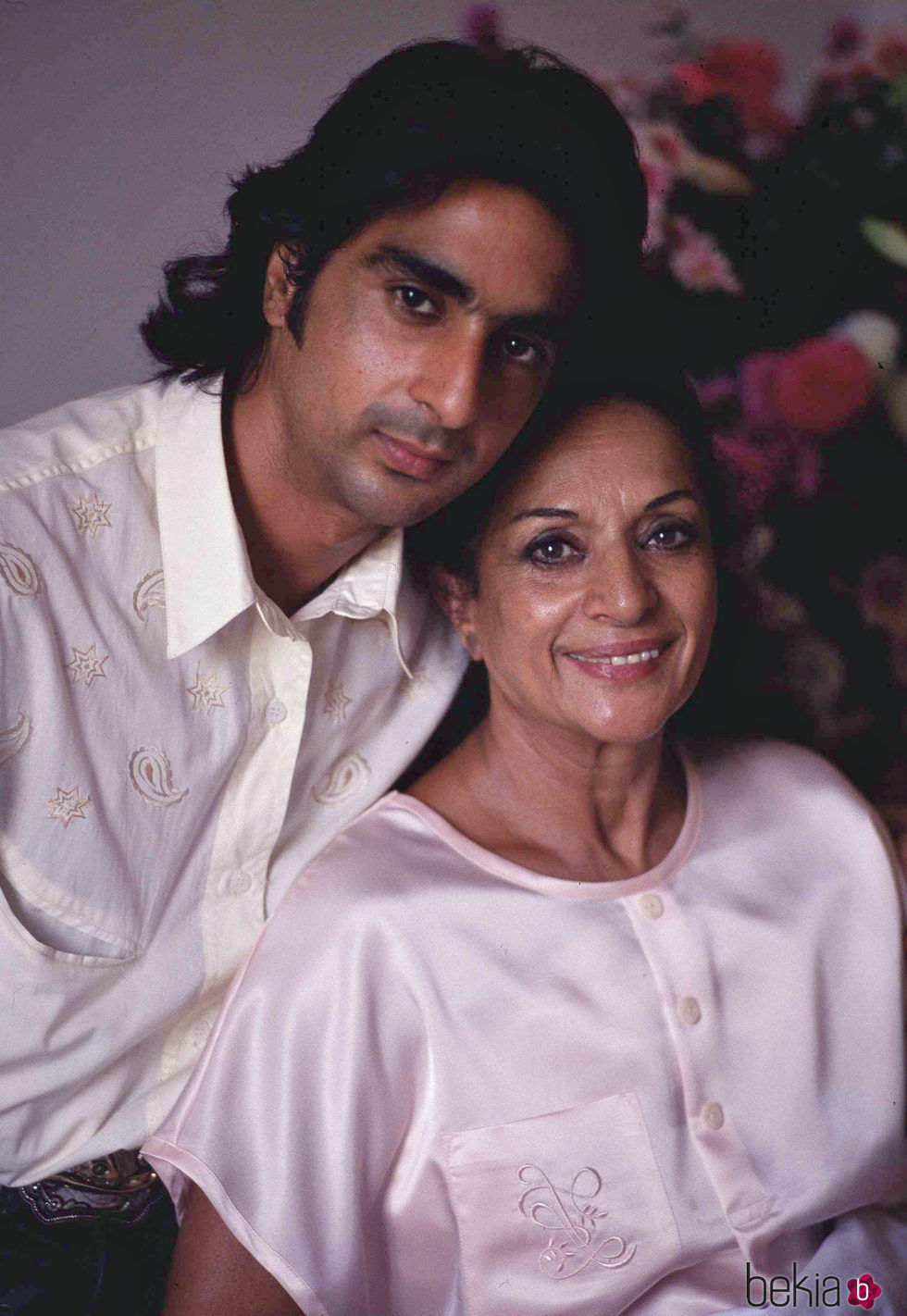 Antonio flores posando con su madre, Lola Flores