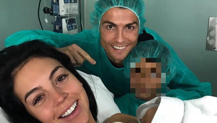 Cristiano Ronaldo y Cristiano Jr. visitan a Georgina Rodríguez y a Alana Martina