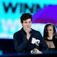 Shawn Mendes recogiendo uno de los premios de los MTV EMA 2017