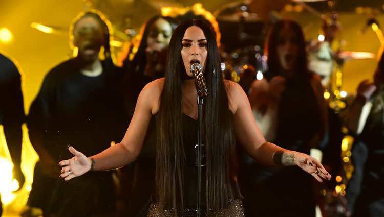 Demi Lovato durante su actuación en los MTV EMA 2017