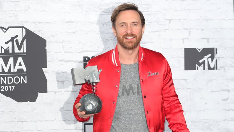 David Guetta con su galardón en los MTV EMA 2017