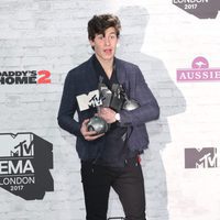 Shawn Mendes posando con sus premios de los MTV EMA 2017