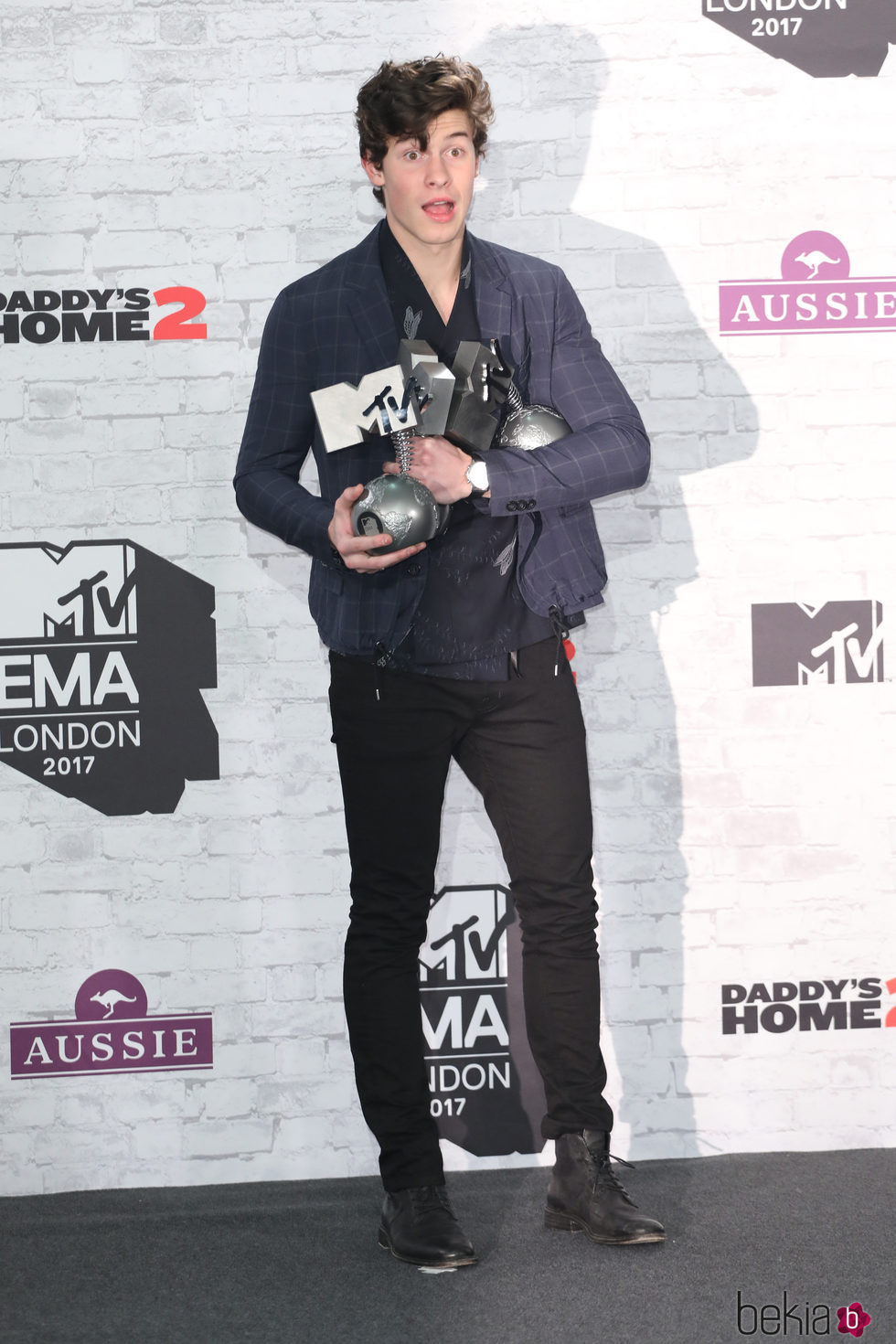 Shawn Mendes posando con sus premios de los MTV EMA 2017