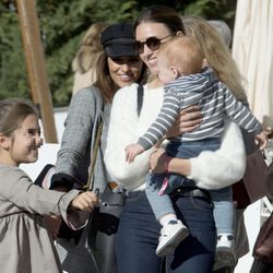 Paula Echevarría, Daniella Bustamante, Helen Lindes y su hijo Alan saludándose en el Hipódromo de la Zarzuela