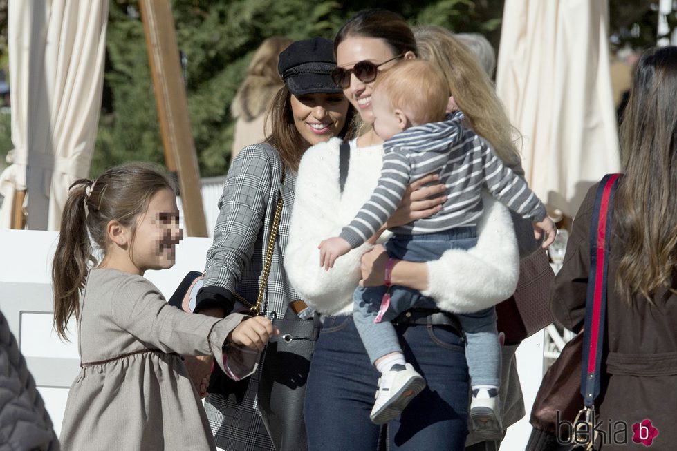 Paula Echevarría, Daniella Bustamante, Helen Lindes y su hijo Alan saludándose en el Hipódromo de la Zarzuela