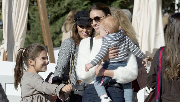 Paula Echevarría, Daniella Bustamante, Helen Lindes y su hijo Alan saludándose en el Hipódromo de la Zarzuela