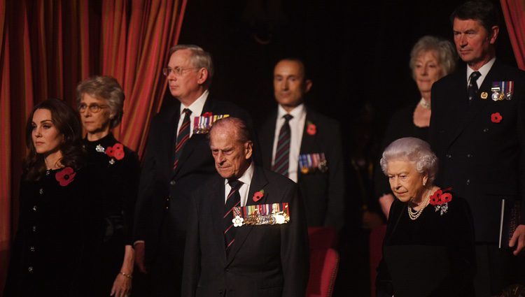 La Reina Isabel, el Duque de Edimburgo, Kate Middleton y Sir Timothy Laurence en el concierto por el Día del Recuerdo 2017