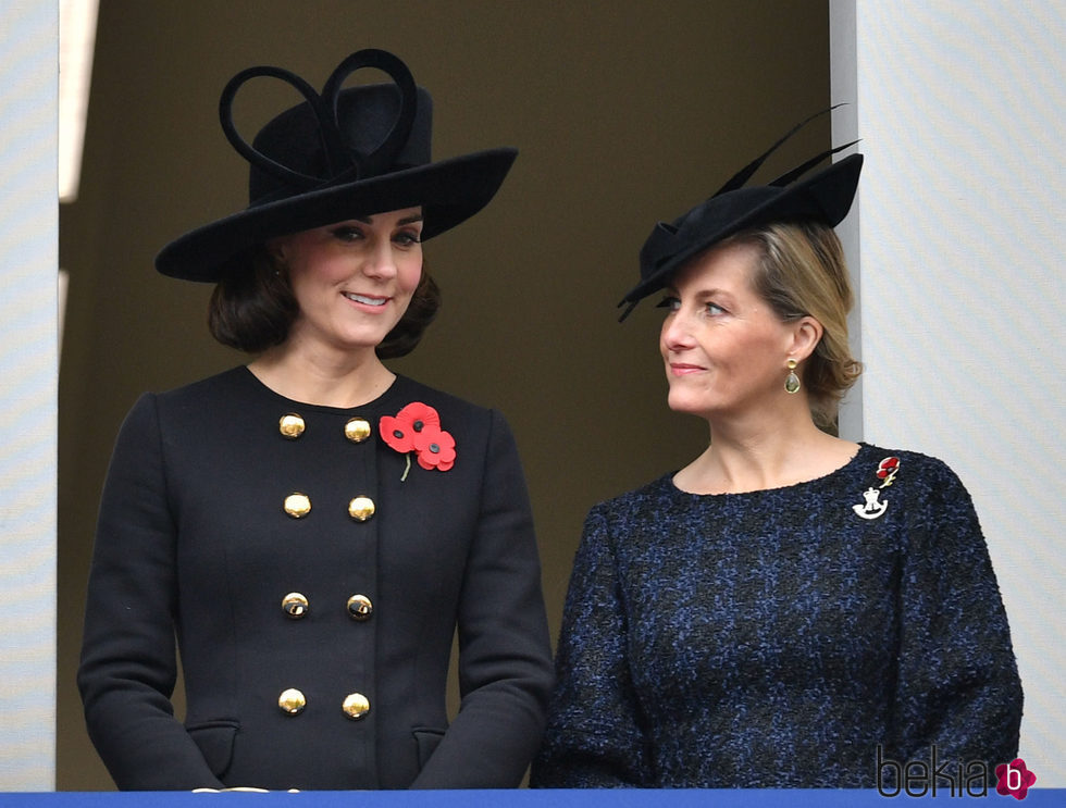 Kate Middleton y Sophie Rhys Jones en el Día del Recuerdo 2017