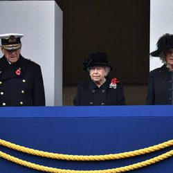 La Reina Isabel, el Duque de Edimburgo y Camilla Parker en el Día del Recuerdo 2017