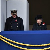 La Reina Isabel, el Duque de Edimburgo y Camilla Parker en el Día del Recuerdo 2017