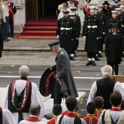 El Príncipe Carlos deposita la ofrenda floral por el Día del Recuerdo 2017 sustituyendo a la Reina Isabel