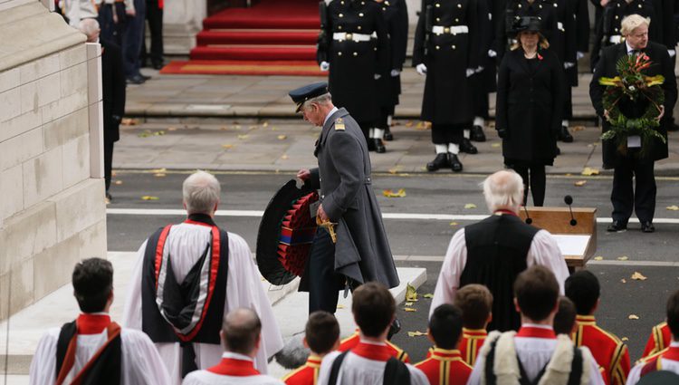 El Príncipe Carlos deposita la ofrenda floral por el Día del Recuerdo 2017 sustituyendo a la Reina Isabel