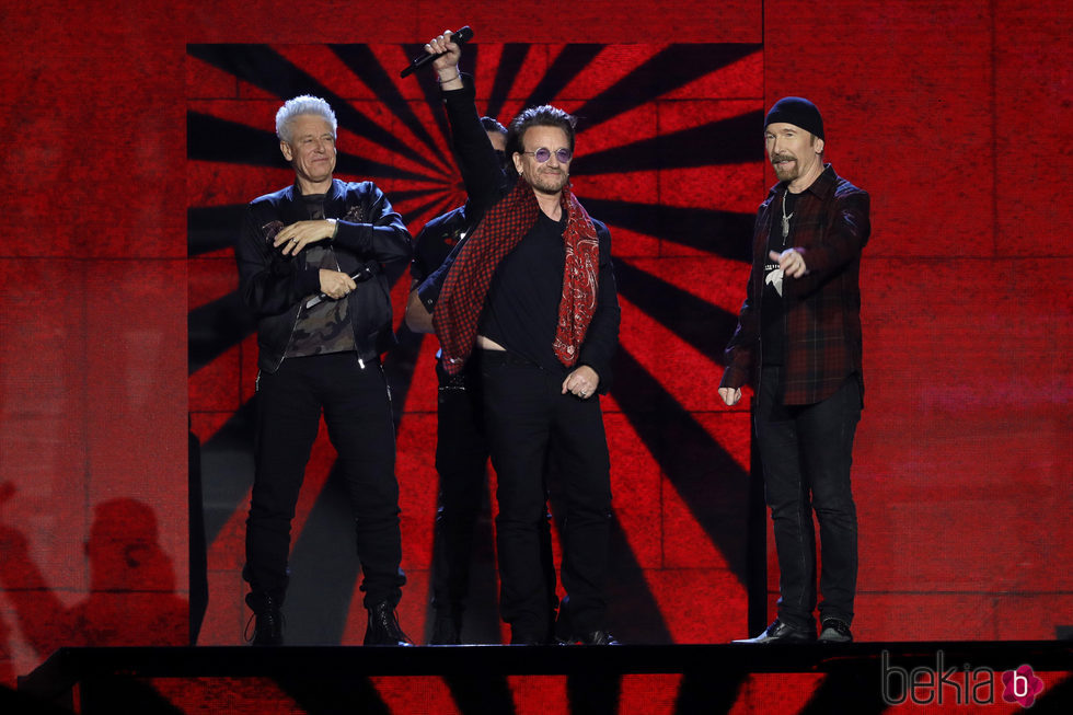 U2 durante su actuación en los MTV EMA 2017