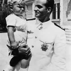 El Rey Juan Carlos sostiene a su hijo Felipe cuando era niño