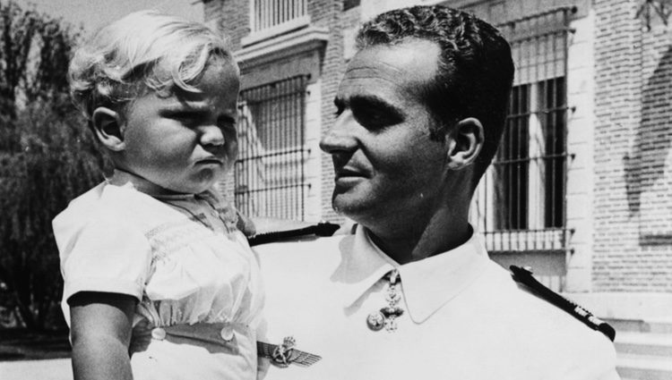 El Rey Juan Carlos sostiene a su hijo Felipe cuando era niño