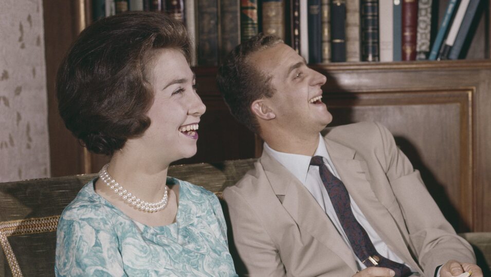 Los Reyes Juan Carlos y Sofía ríen divertidos en su juventud