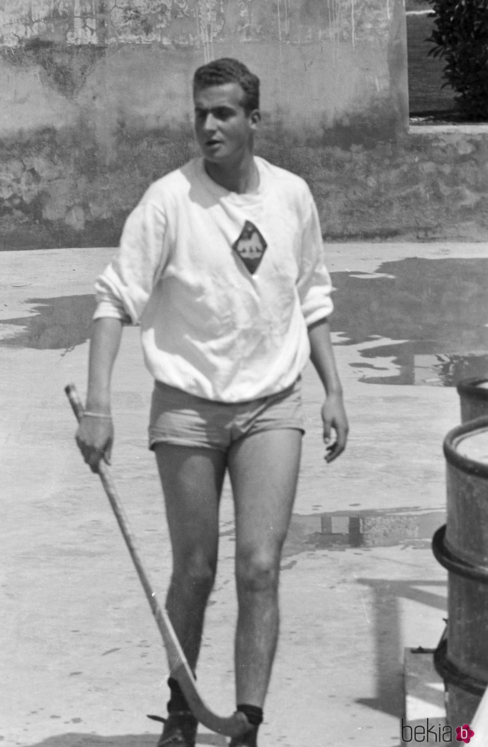 El Rey Juan Carlos jugando al hockey de joven