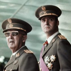 Francisco Franco con el Rey Juan Carlos en un desfile militar en 1973