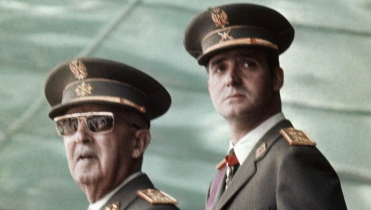 Francisco Franco con el Rey Juan Carlos en un desfile militar en 1973