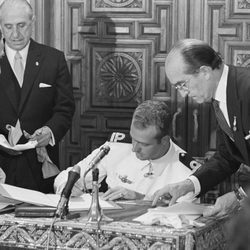 El Rey Juan Carlos firmando leyes