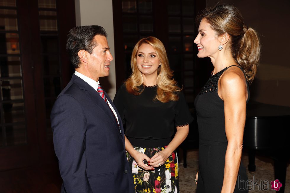 La Reina Letizia charla con Enrique Peña Nieto bajo la atenta mirada de Angélica Rivera