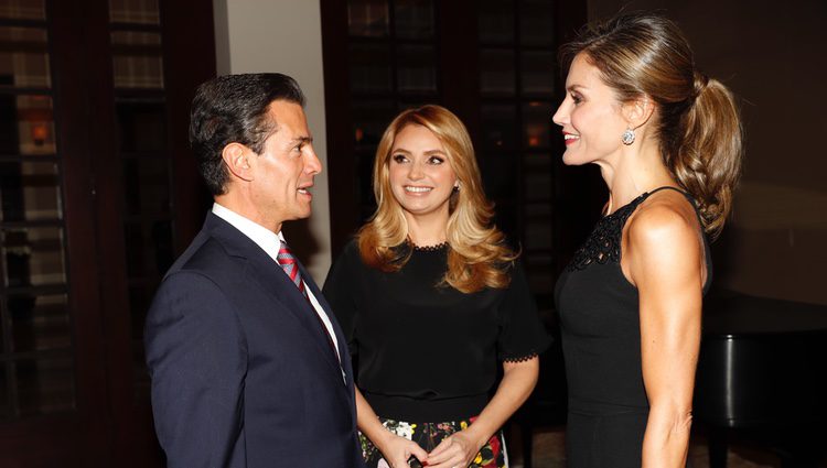 La Reina Letizia charla con Enrique Peña Nieto bajo la atenta mirada de Angélica Rivera