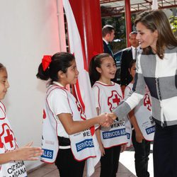 La Reina Letizia saluda a unas niñas durante su visita a la Sede Nacional de la Cruz Roja de México