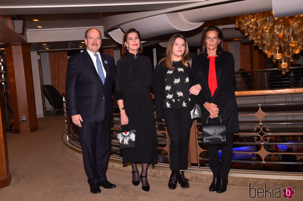 Alberto, Carolina y Estefanía de Mónaco junto a Camille Gottlieb en la proyección de 'La angustia de vivir'